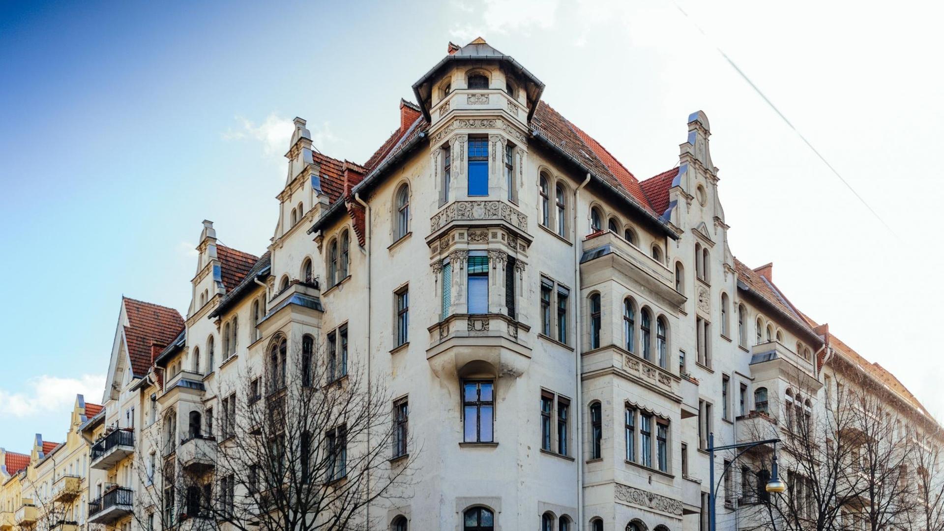 Ein altes Wohnhaus an der Erich-Weinert-Straße in Berlin Prenzlauer Berg Ein altes Wohnhaus an der Erich-Weinert-Straße in Berlin Prenzlauer Berg
