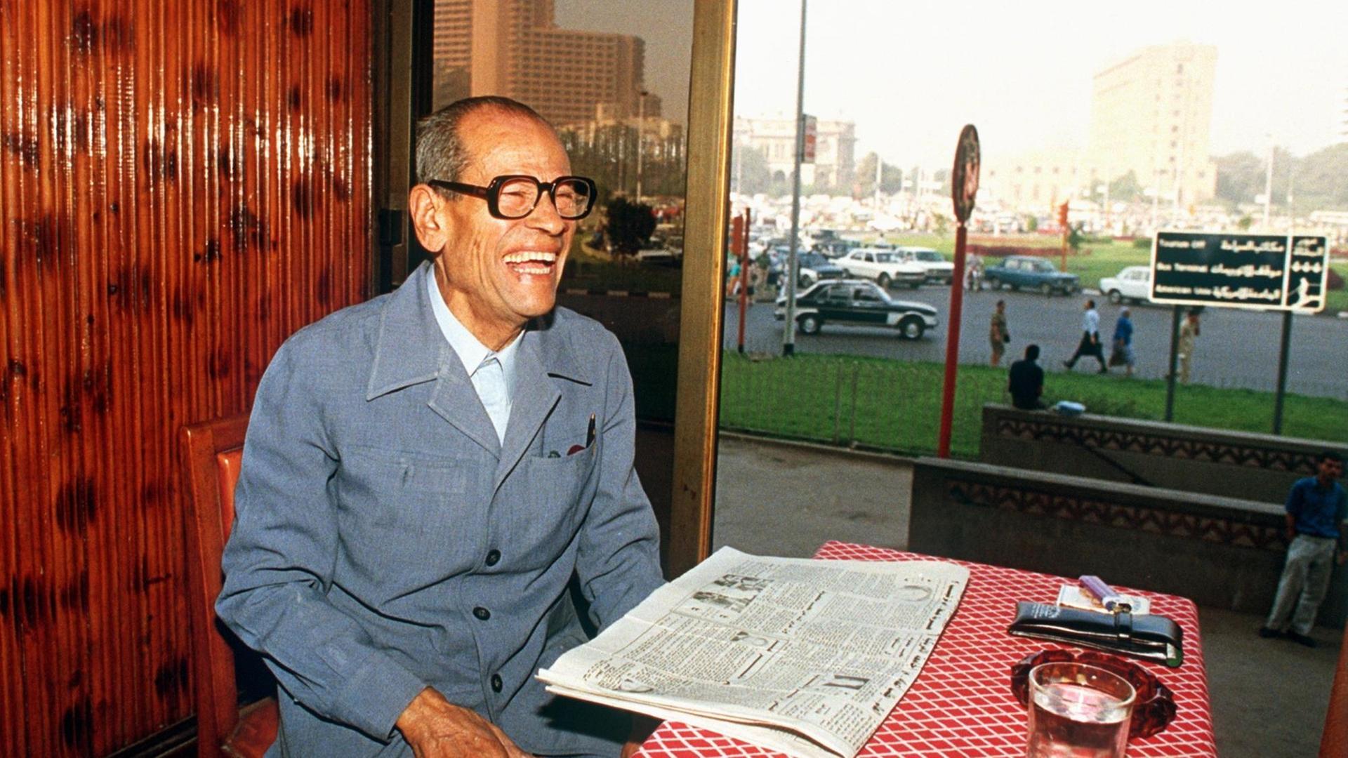 Der Nobelpreisträger für Literatur, der Ägypter Nagib Mahfus, am 20. Oktober 1988 in seinem Lieblingscafe "Ali Baba" am Place Tahrir in Kairo. Der Nobelpreisträger für Literatur, der Ägypter Nagib Mahfus, am 20. Oktober 1988 in seinem Lieblingscafe "Ali Baba" am Place Tahrir in Kairo.