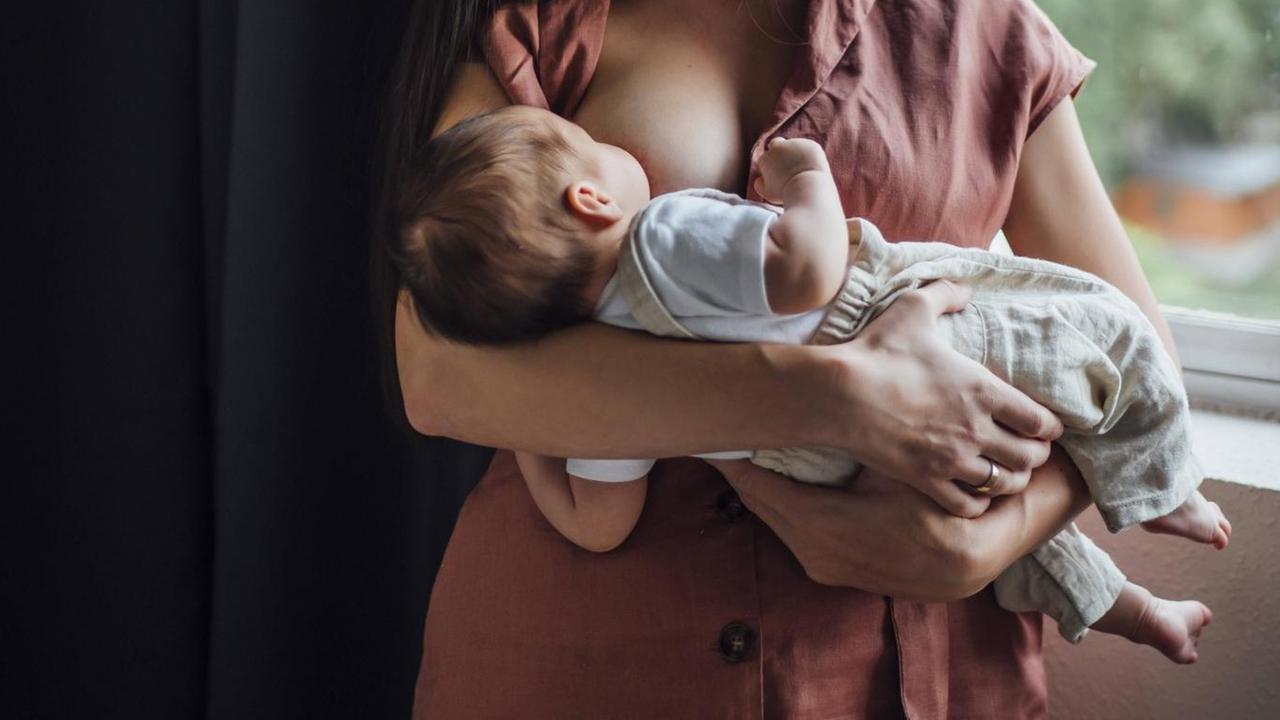 Eine Mutter stillt ihr Baby. (Symbolfoto) Eine Mutter stillt ihr Baby. (Symbolfoto)