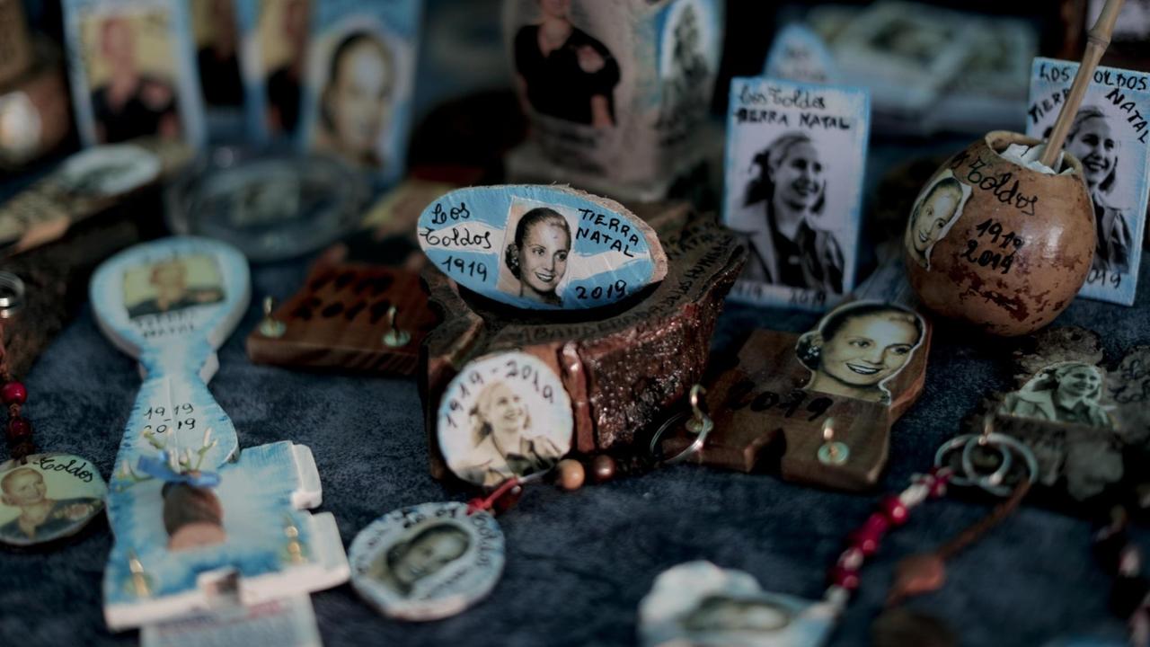 Auf einem Tisch liegen Souvenirs mit dem Gesicht von Eva Perón.