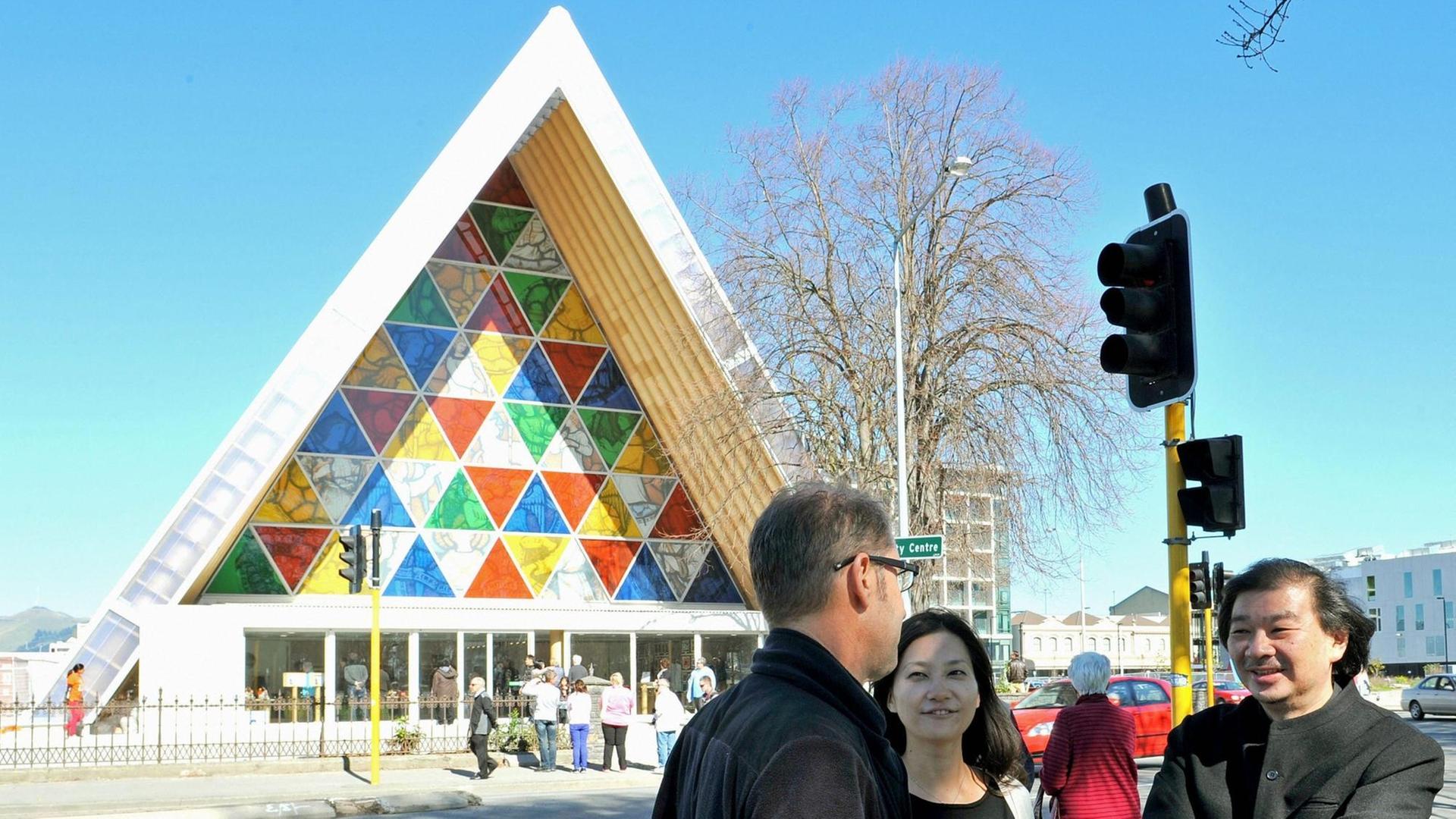 Die Kartonage-Kirche des japanischen Architekten Shigeru Ban (rechts im Bild) im neuseeländischen Christchurch.