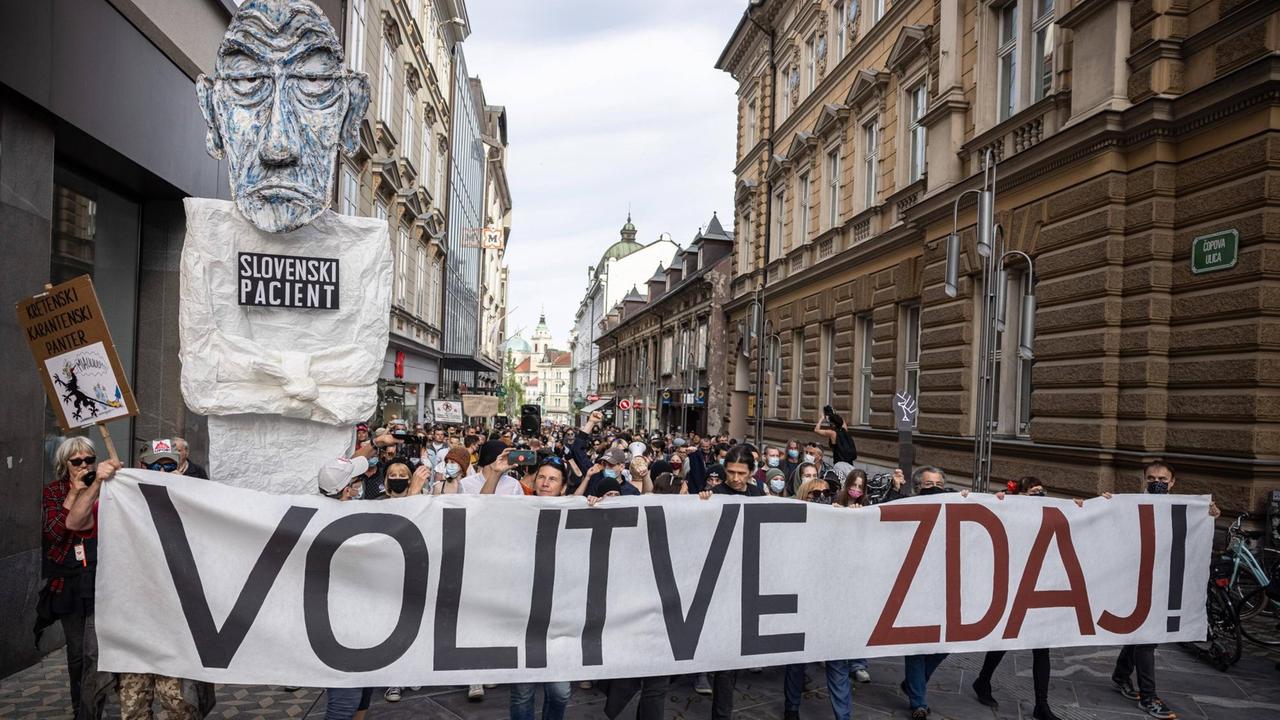 Demonstration in  Sloweniens Hauptstadt Ljubljana: Die Portestierenden halten ein Banner mit der Aufschrift "Wahlen jetzt!"