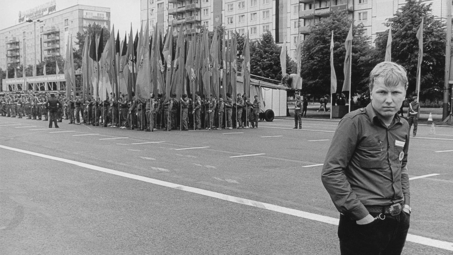 Demonstration der Kampfgruppen, 1. Mai 1986, Karl-Marx-Allee, Berlin, DDR Demonstration der Kampfgruppen, 1. Mai 1986, Karl-Marx-Allee, Berlin, DDR