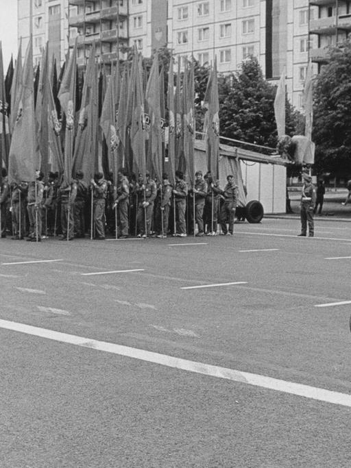 Demonstration der Kampfgruppen, 1. Mai 1986, Karl-Marx-Allee, Berlin, DDR