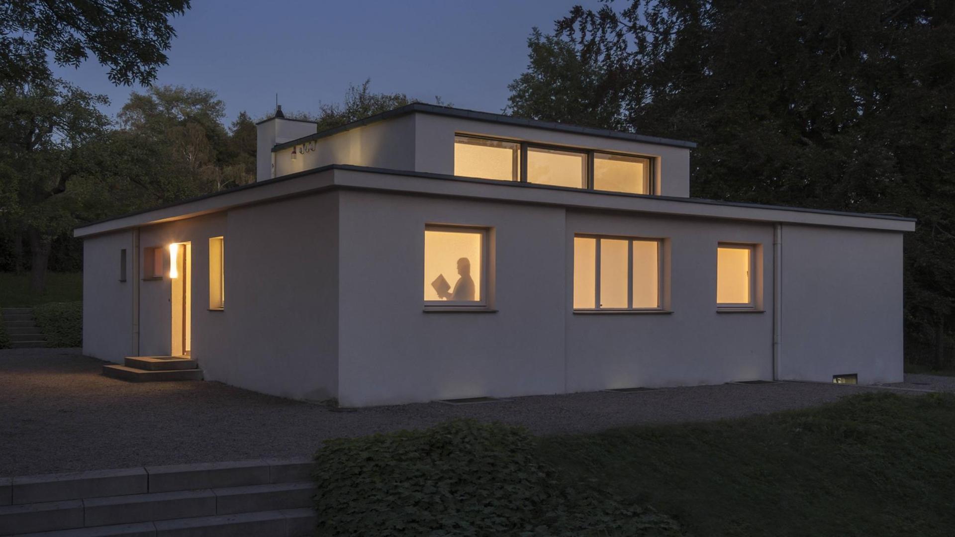 Haus am Horn in Weimar: Von Georg Muche zur Bauhausausstellung 1923 errichtetes Musterhaus. Das Haus am Horn ist UNESCO-Weltkulturerbe und das älteste Haus der Bauhaus-Architektur überhaupt. Haus am Horn in Weimar: Von Georg Muche zur Bauhausausstellung 1923 errichtetes Musterhaus. Das Haus am Horn ist UNESCO-Weltkulturerbe und das älteste Haus der Bauhaus-Architektur überhaupt.