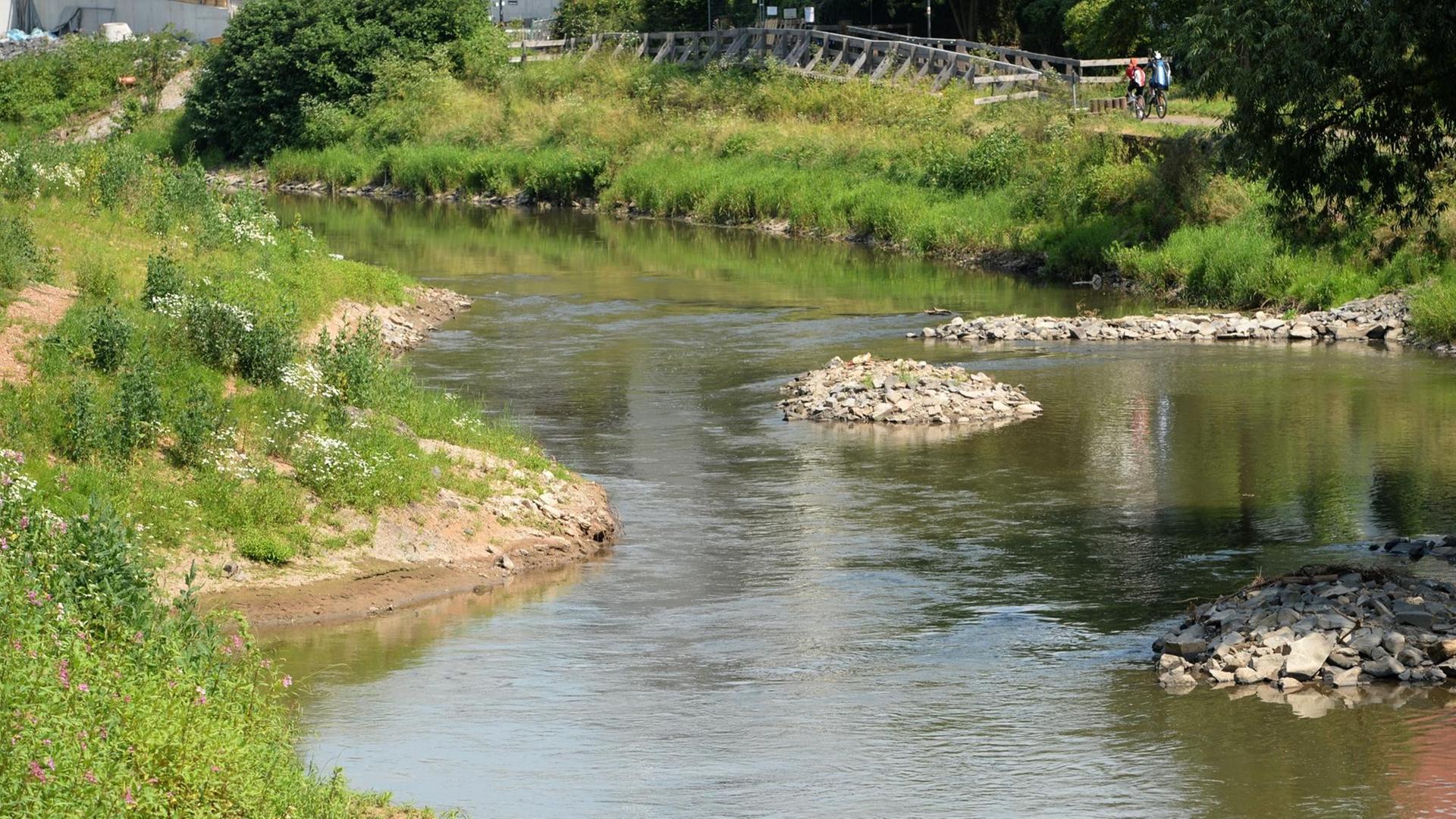 Die Nidda schlängelt sich am Kurpark von Bad Vilbel (Wetteraukreis, Hessen) nach erfolgreicher Renaturierung durch in verändertes Flussbett. Die Nidda schlängelt sich am Kurpark von Bad Vilbel (Wetteraukreis, Hessen) nach erfolgreicher Renaturierung durch in verändertes Flussbett.