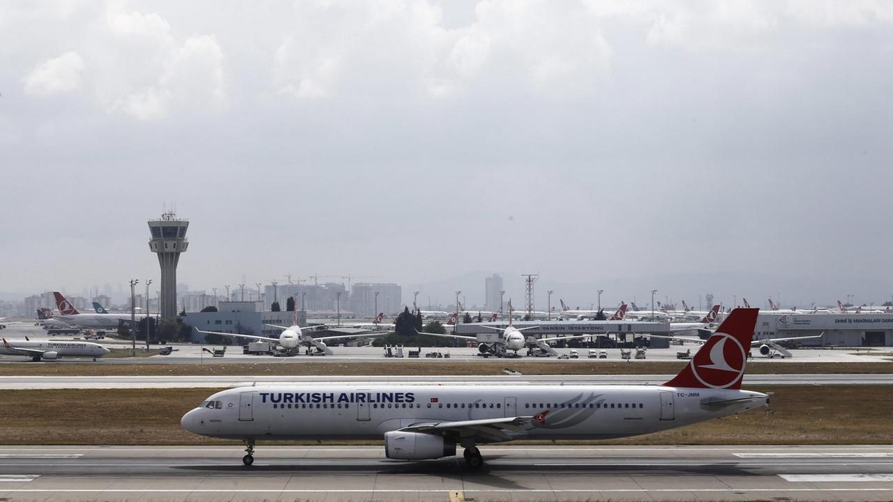 Ein Flugzeug der Türkish Airline steht zum Abflug bereit auf dem Istanbuler Atatürk-Airport. Ein Flugzeug der Türkish Airline steht zum Abflug bereit auf dem Istanbuler Atatürk-Airport.