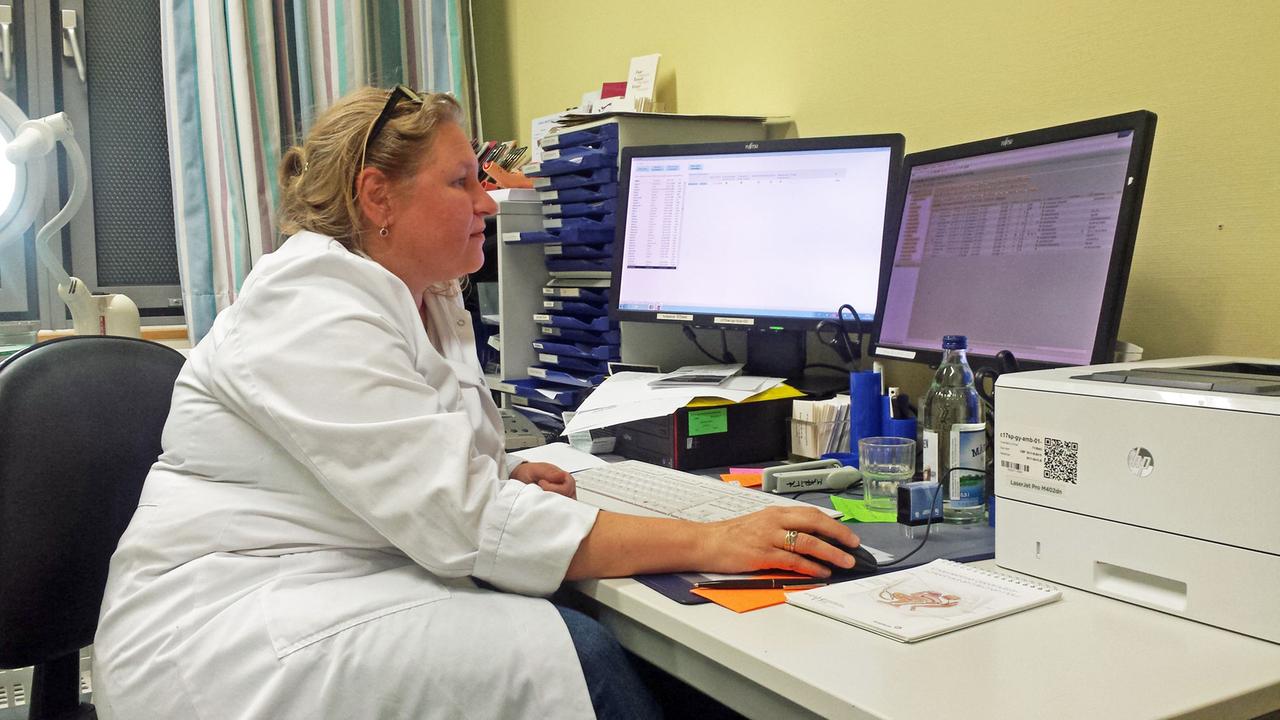 Sylvia Mechsner vom Endometriosezentrum der Charité in Berlin sitzt im weißen Kittel vor ihrem Computer Sylvia Mechsner vom Endometriosezentrum der Charité in Berlin sitzt im weißen Kittel vor ihrem Computer
