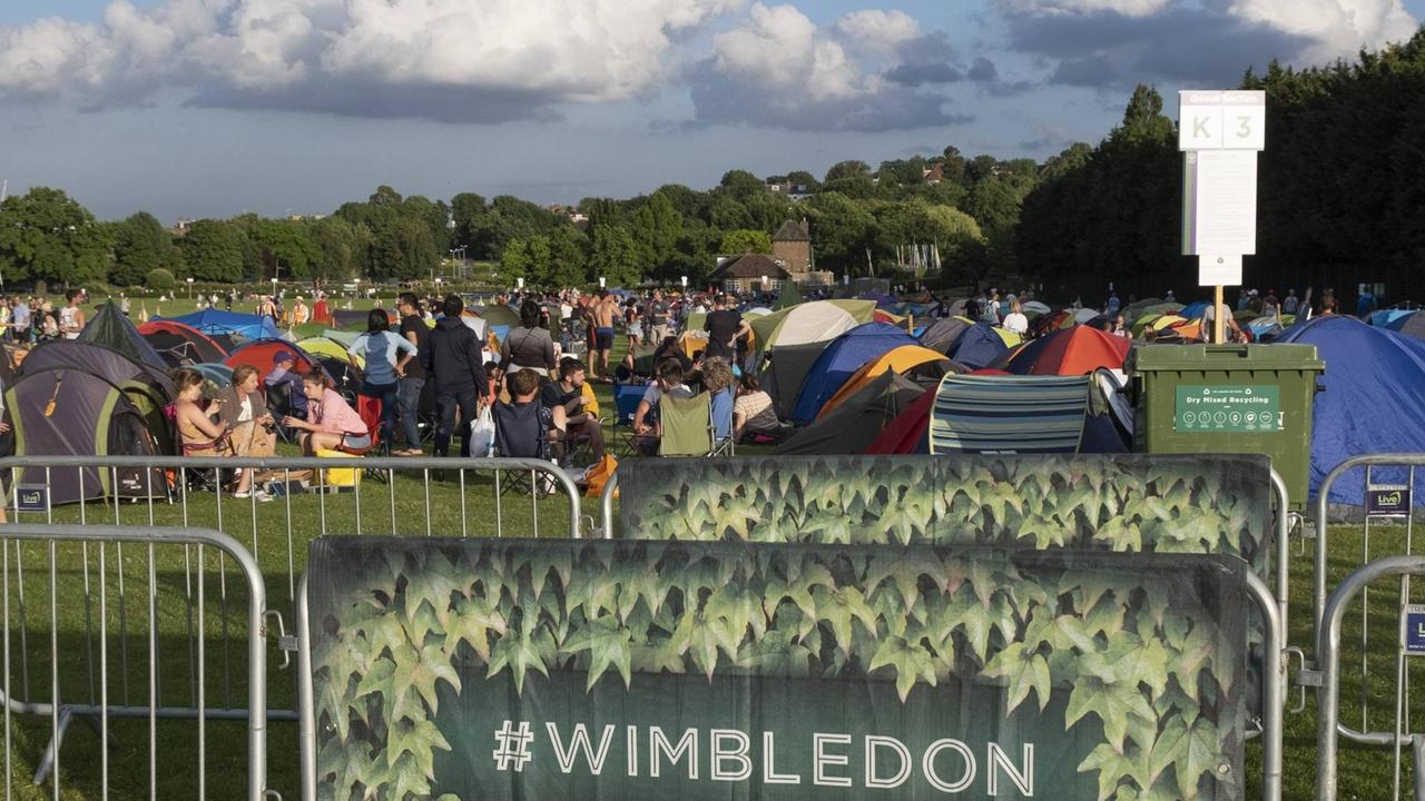 Tennis-Fans übernachten auf dem Wimbledon Campingplatz um sich am nächsten Morgen in die Warteschlange zu stellen. Tennis-Fans übernachten auf dem Wimbledon Campingplatz um sich am nächsten Morgen in die Warteschlange zu stellen.