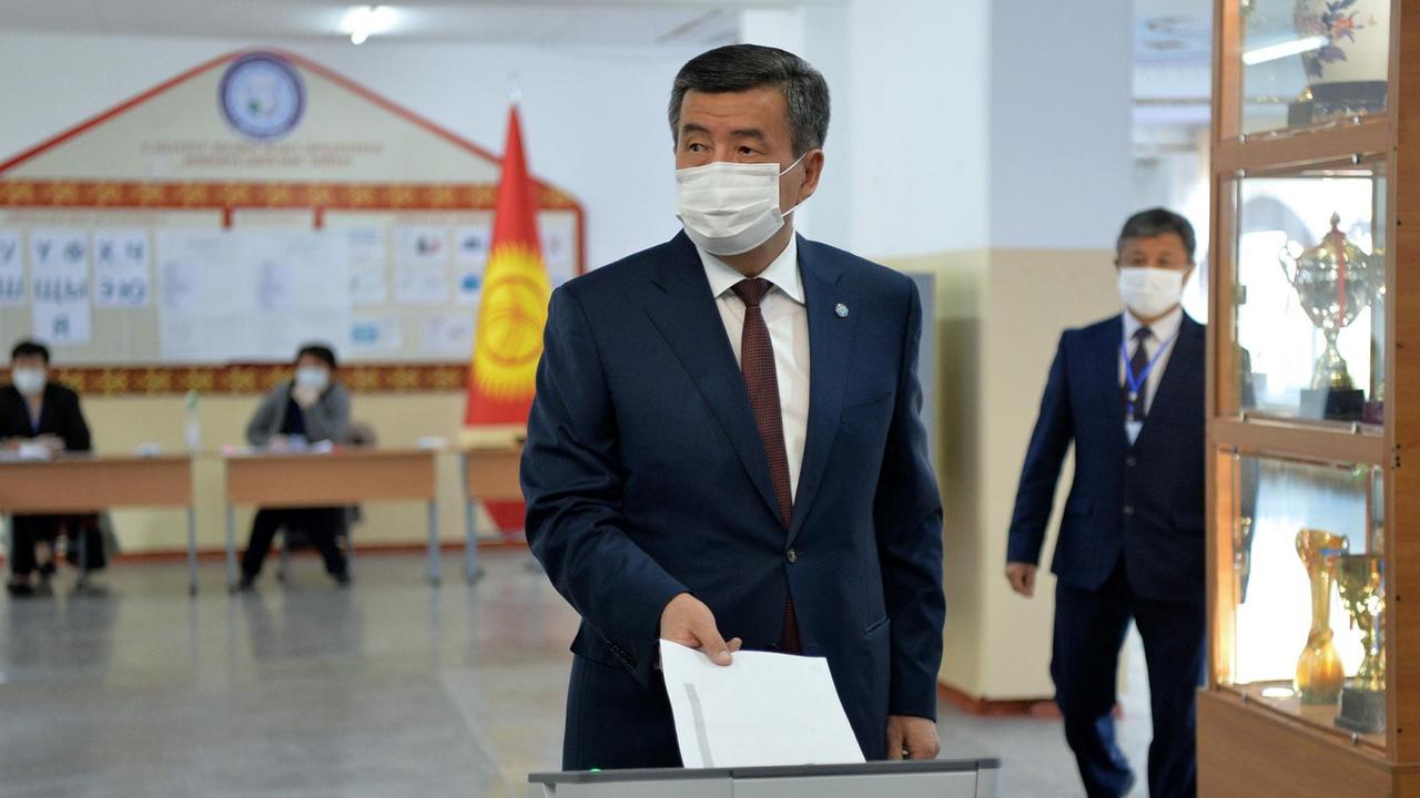Der kirgisische Präsident Sooronbay Jeenbekov mit Gesichtsmaske, gibt am 04. Oktober 2020 in Bischkek in einem Wahllokal seine Stimme ab. Parlamentswahlen fanden in Kirgisistan inmitten der laufenden Pandemie des neuartigen Coronavirus (COVID-19) statt. Der kirgisische Präsident Sooronbay Jeenbekov mit Gesichtsmaske, gibt am 04. Oktober 2020 in Bischkek in einem Wahllokal seine Stimme ab. Parlamentswahlen fanden in Kirgisistan inmitten der laufenden Pandemie des neuartigen Coronavirus (COVID-19) statt.