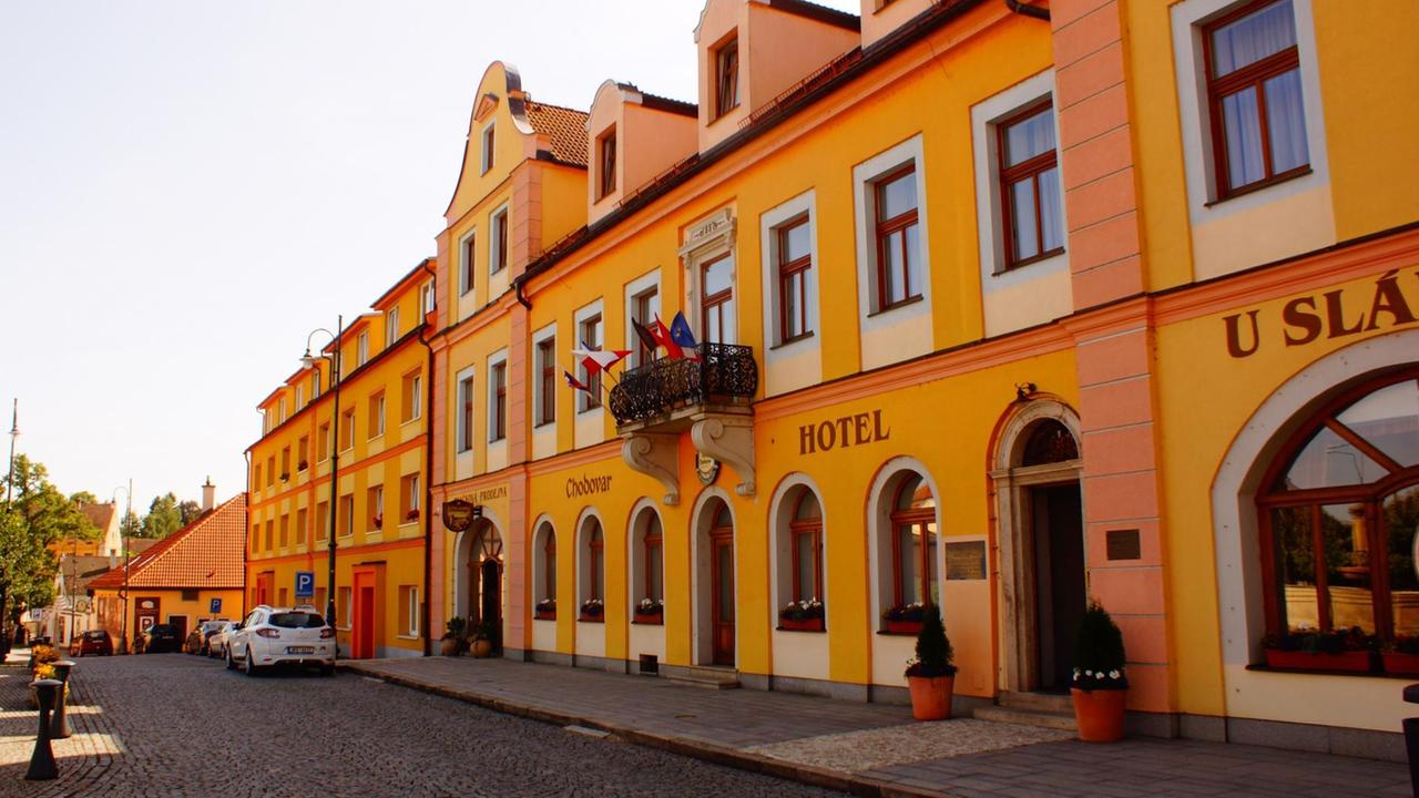 Renovierte gelbe Fassade des Brauereihotels auf dem Marktplatz mit Kopfsteinpflaster. Renovierte gelbe Fassade des Brauereihotels auf dem Marktplatz mit Kopfsteinpflaster.