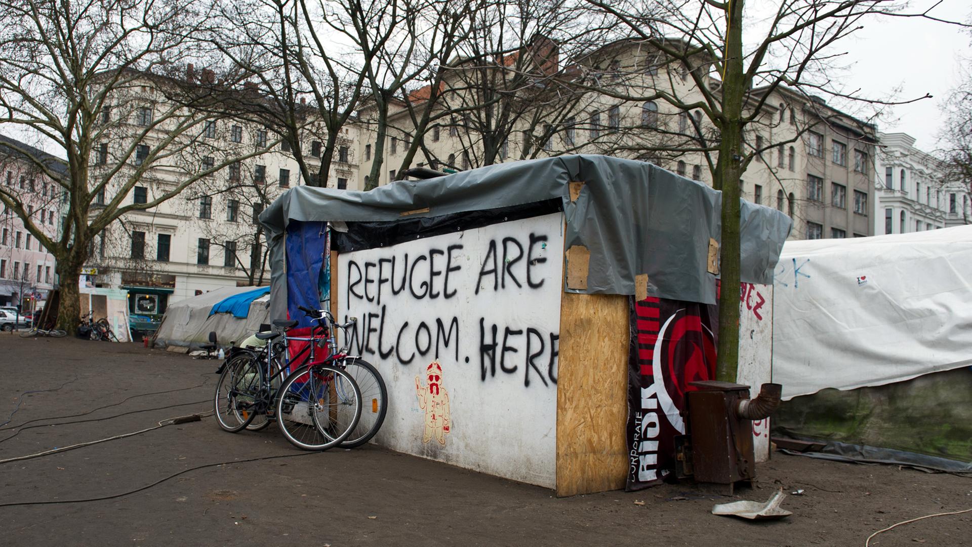 Auf der Wand einer Hütte des Flüchtlingscamps am Oranienplatz in Berlin steht am 27.02.2014 "Refugee are welcom here" geschrieben. Auf der Wand einer Hütte des Flüchtlingscamps am Oranienplatz in Berlin steht am 27.02.2014 "Refugee are welcom here" geschrieben.