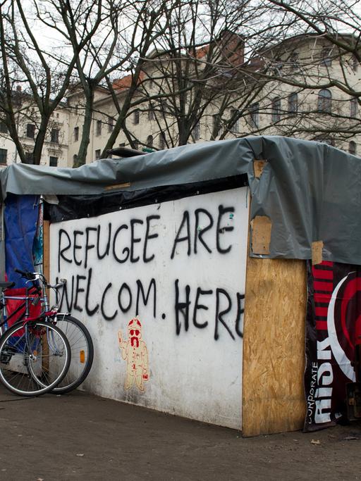 Auf der Wand einer Hütte des Flüchtlingscamps am Oranienplatz in Berlin steht am 27.02.2014 "Refugee are welcom here" geschrieben.