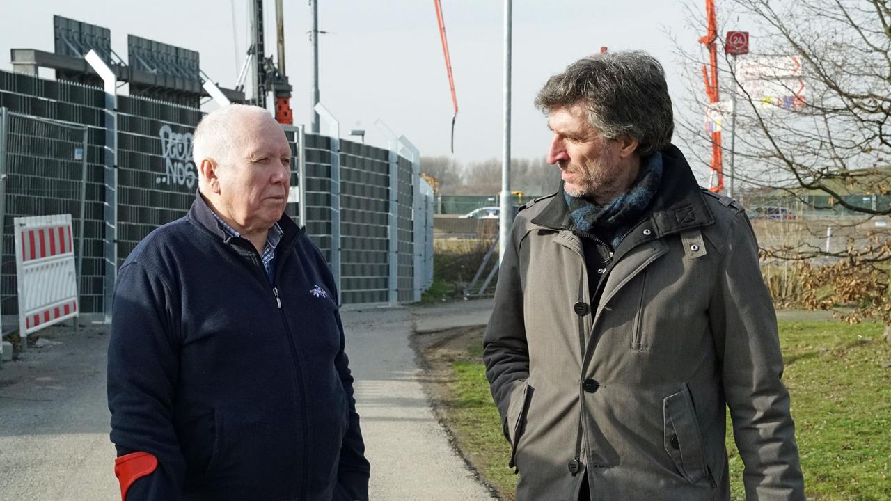 Lokalpolitiker Erhard Schoofs im Gespräch mit unserem Autor und Redakteur Gerhard Schröder. Lokalpolitiker Erhard Schoofs im Gespräch mit unserem Autor und Redakteur Gerhard Schröder.