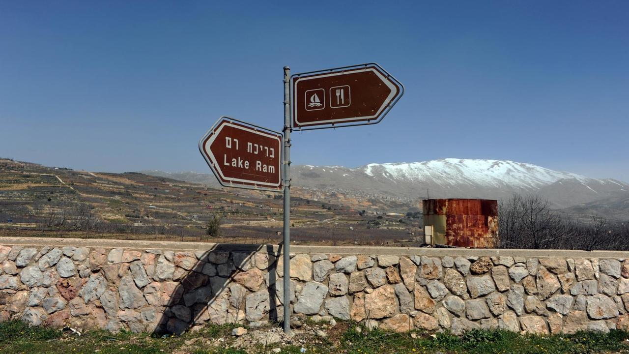 Schilder an der syrisch-israelischen Grenze auf den Golanhöhen