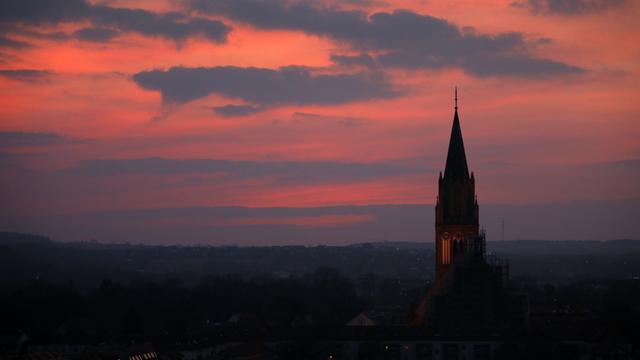 Der Kirchturm der Marienkirche in Neubrandenburg im Sonnenuntergang.