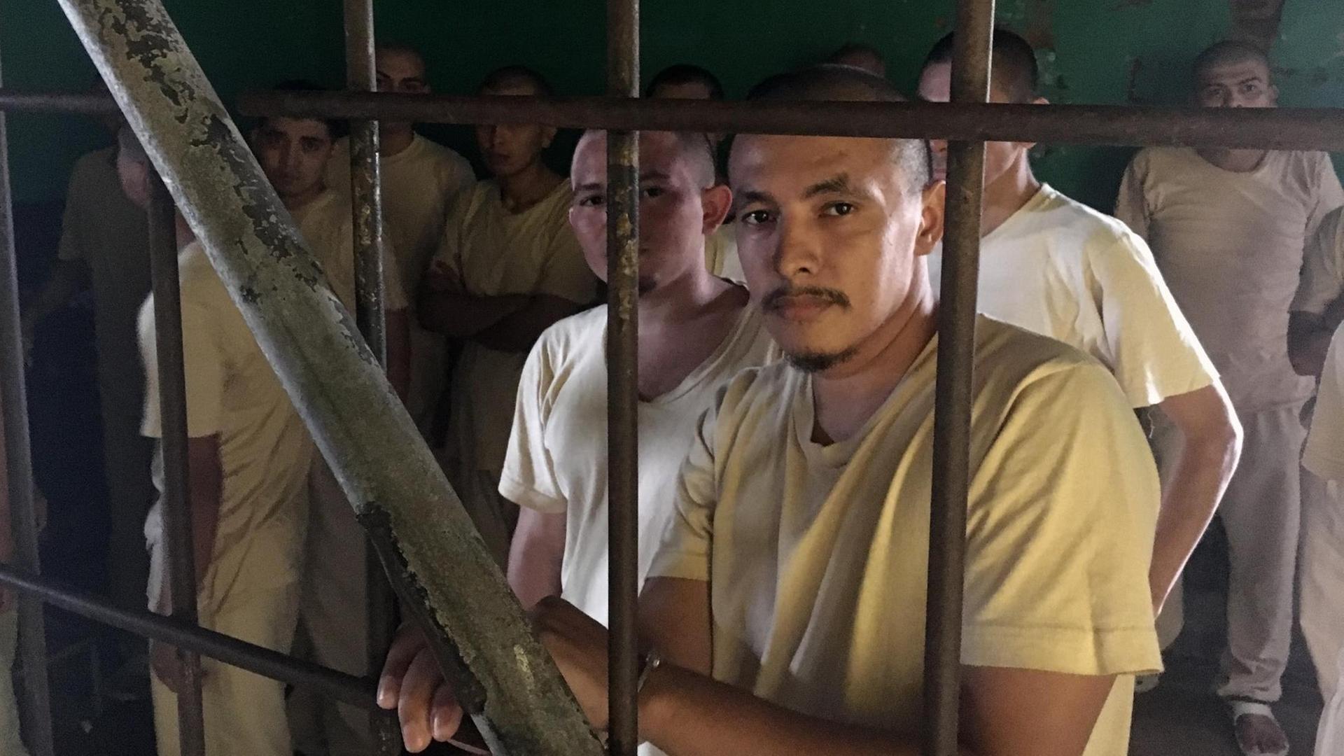 Häftlinge hinter Gittern
