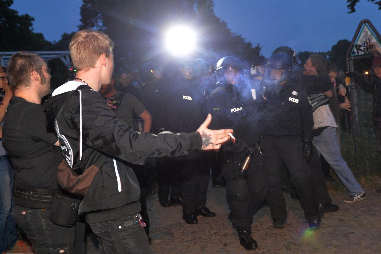 Krawalle in Berlin: Bei Protesten Linksautonomer gegen die Räumung eines Hauses in der Rigaer Straße wurden am vergangenen Wochenende mehr als 100 Polizisten verletzt. Krawalle in Berlin: Bei Protesten Linksautonomer gegen die Räumung eines Hauses in der Rigaer Straße wurden am vergangenen Wochenende mehr als 100 Polizisten verletzt.