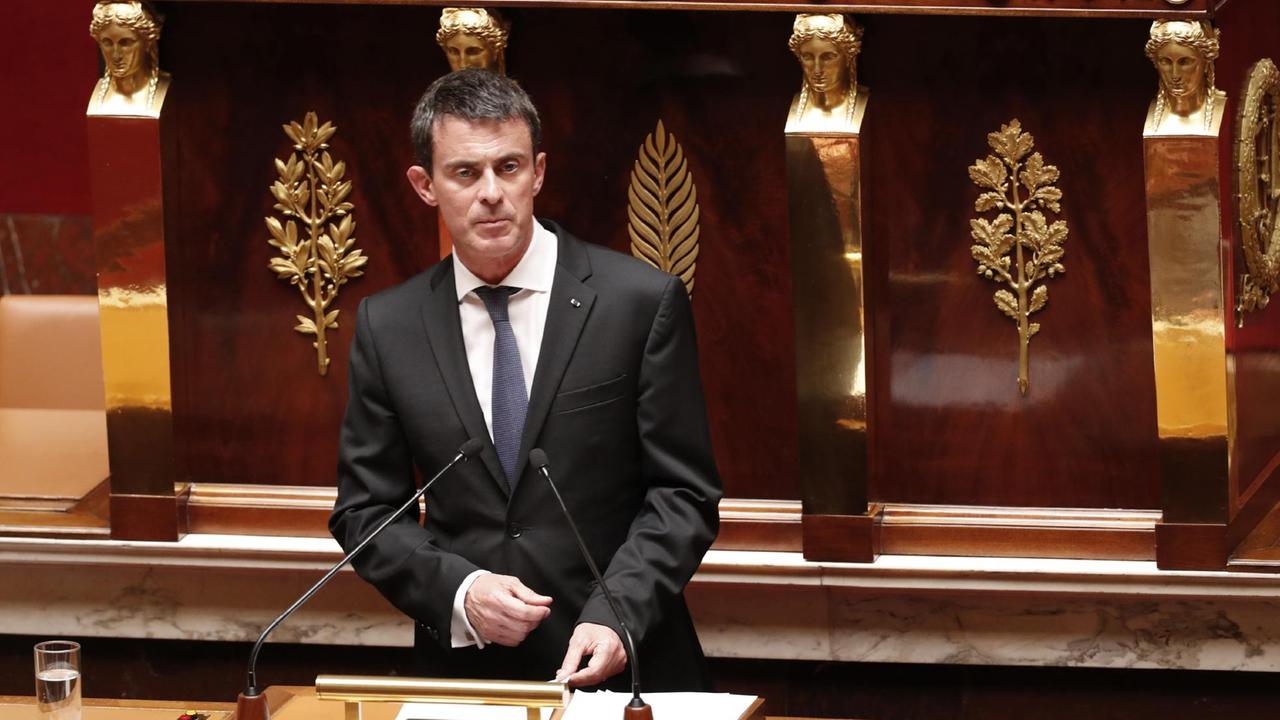 Valls am Rednerpult des französischen Parlaments. Valls am Rednerpult des französischen Parlaments.