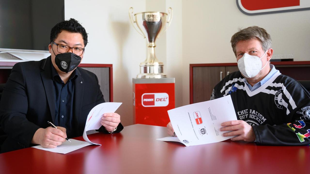 Vertragsunterzeichnung: Martin Hyun (li) vom Verein „Hockey Is Diversity“ und DEL-Geschäftsführer Gernot Tripcke (re) Vertragsunterzeichnung: Martin Hyun (li) vom Verein „Hockey Is Diversity“ und DEL-Geschäftsführer Gernot Tripcke (re)
