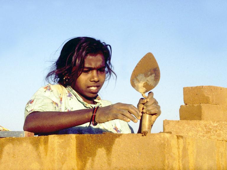 Ein kleines Mädchen bei Maurerarbeiten. Der Schutz von Kindern vor Ausbeutung, Kriegen und Krankheit in den armen Ländern soll Schwerpunkt der Kinderrechtsorganisation Terre des Hommes sein.