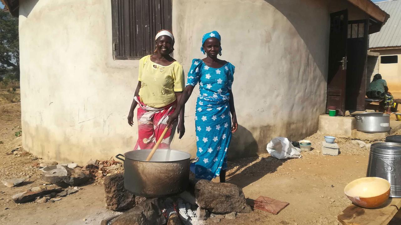 Naomi und Asabe kochen gemeinsam im nigerianischen Dorf von Widows Care.