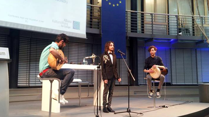 Ali und seine Kumpels sind eine populäre Showeinlage auf Charity Dinners und politischen Veranstaltungen in denen es irgendwie um Flüchtlinge geht. Hier mit dem Countertenor Dani Alor und dem Oud-Spieler Alaa Zaitouna auf einer Veranstaltung des EU Parlaments. Ali und seine Kumpels sind eine populäre Showeinlage auf Charity Dinners und politischen Veranstaltungen in denen es irgendwie um Flüchtlinge geht. Hier mit dem Countertenor Dani Alor und dem Oud-Spieler Alaa Zaitouna auf einer Veranstaltung des EU Parlaments.