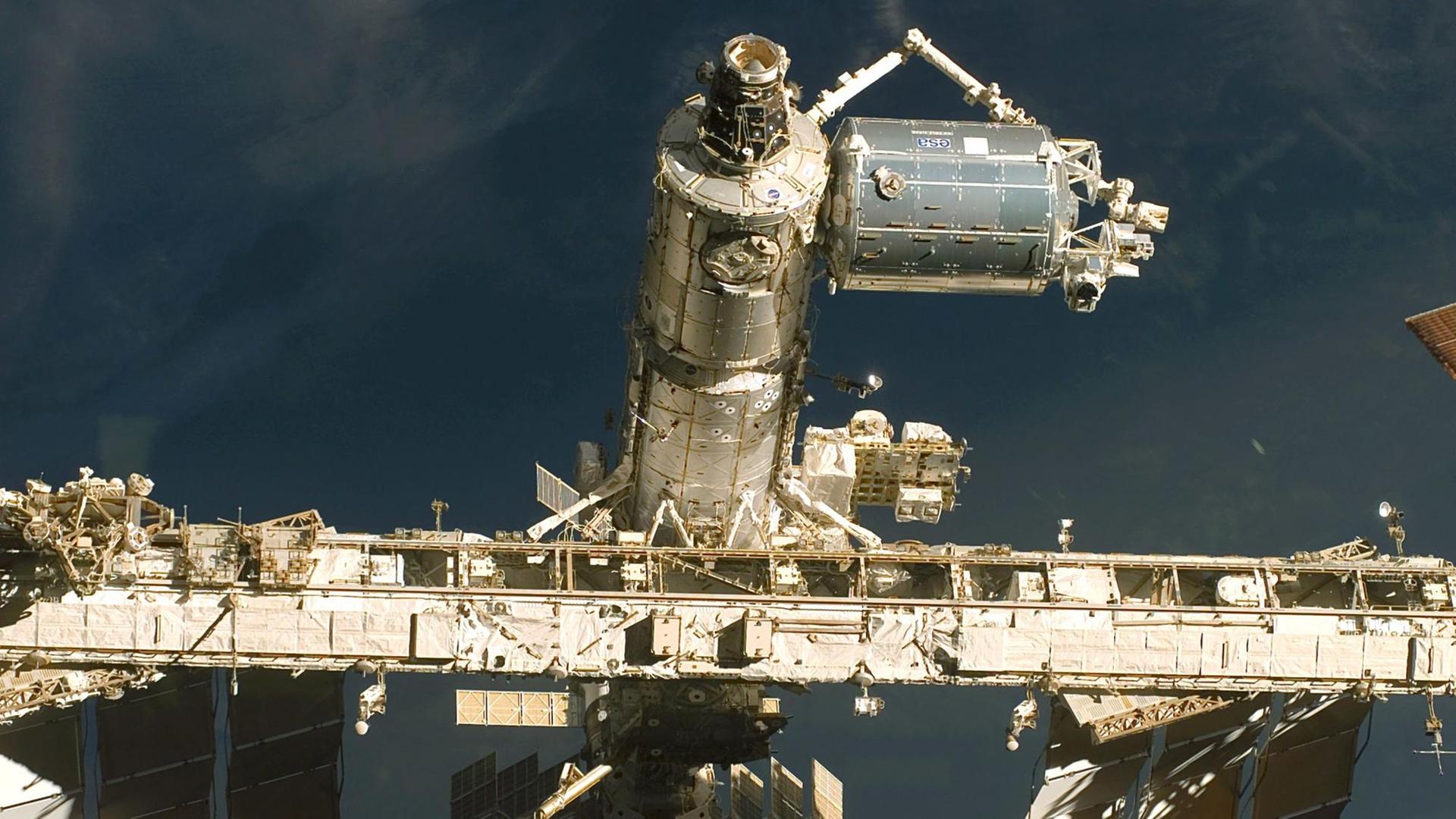 Eine Aufnahme vom 18.02.2008 zeigt die Internationale Raumstation ISS nach dem Abkopplungsmanöver vom Space Shuttle "Atlantis" aus. In der Mitte oben rechts ist das Weltraumlabor "Columbus" zu sehen, das die "Atlantis" zur ISS transportiert hatte. Eine Aufnahme vom 18.02.2008 zeigt die Internationale Raumstation ISS nach dem Abkopplungsmanöver vom Space Shuttle "Atlantis" aus. In der Mitte oben rechts ist das Weltraumlabor "Columbus" zu sehen, das die "Atlantis" zur ISS transportiert hatte.