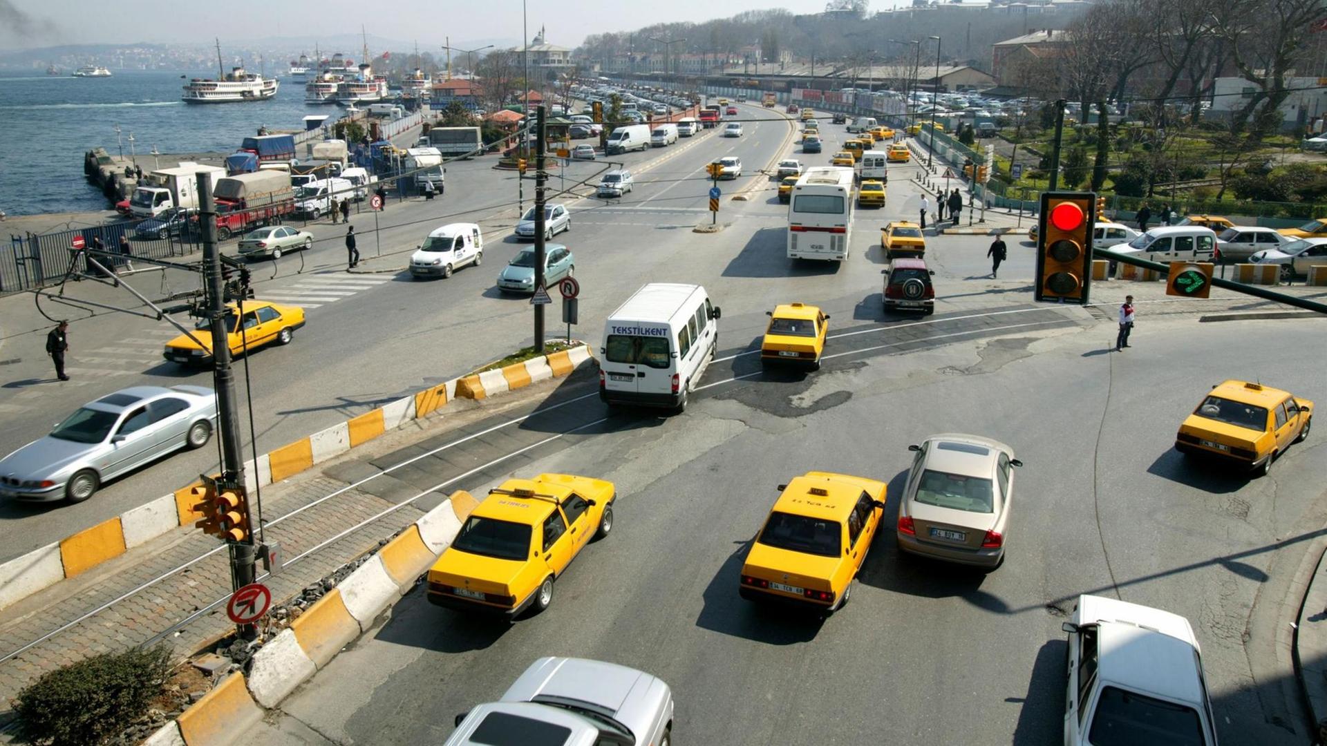 Strassenszene im Istanbuler Stadtteil Sultanahmet am Goldenen Horn: Etliche Autos fahren chaotisch durcheinander. Strassenszene im Istanbuler Stadtteil Sultanahmet am Goldenen Horn: Etliche Autos fahren chaotisch durcheinander.
