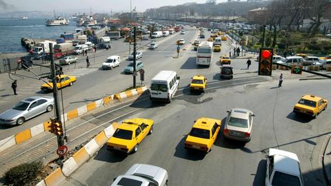 Strassenszene im Istanbuler Stadtteil Sultanahmet am Goldenen Horn: Etliche Autos fahren chaotisch durcheinander.