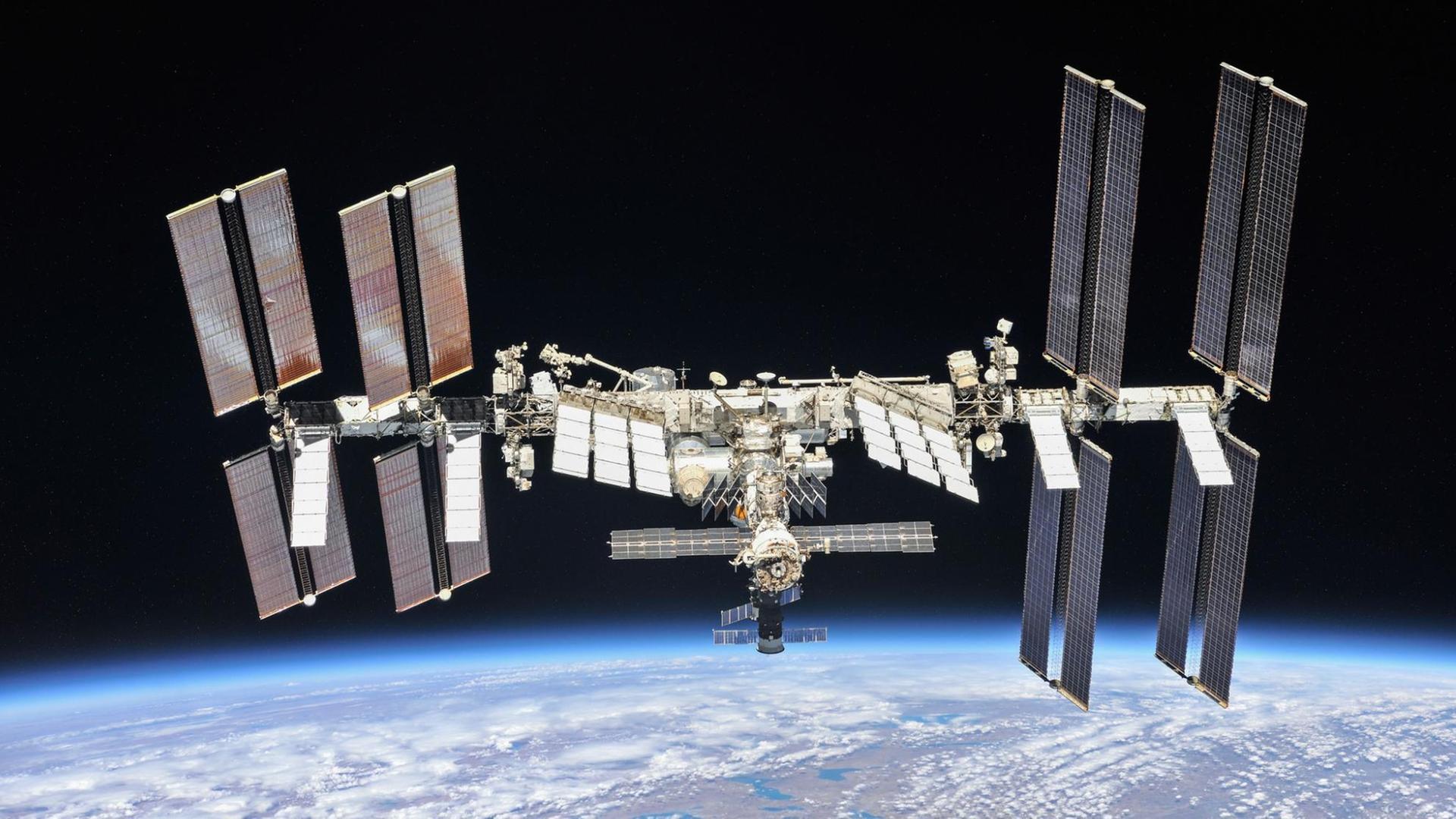 Die Internationale Raumstation ISS, aufgenommen im Oktober 2018 über der Erde. Die Internationale Raumstation ISS, aufgenommen im Oktober 2018 über der Erde.