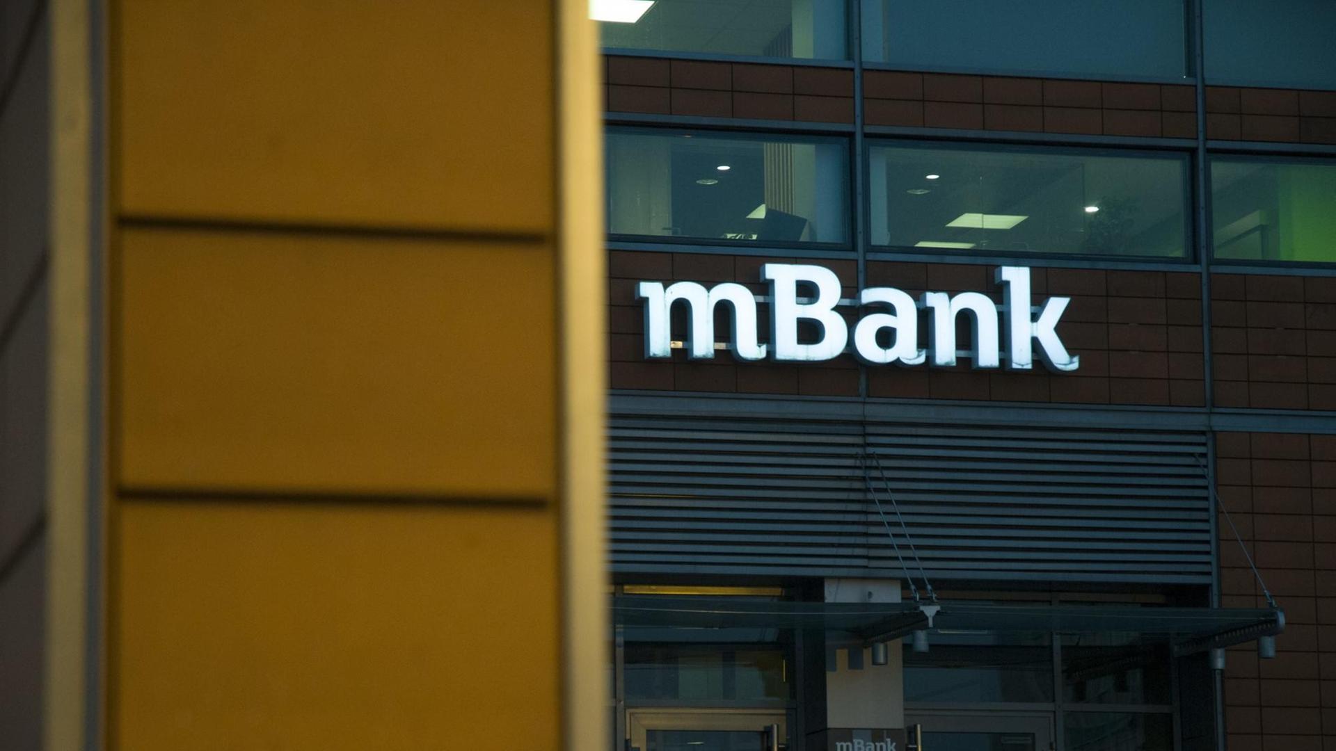 Das Logo der polnischen mBank, einer Tochter der deutschen Commerzbank, in der Altstadt von Bydgoszcz.