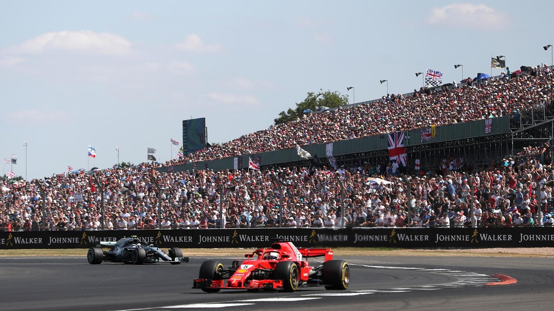 Ein Renn-Auto beim Formel-1-Rennen in Silverstone Ein Renn-Auto beim Formel-1-Rennen in Silverstone