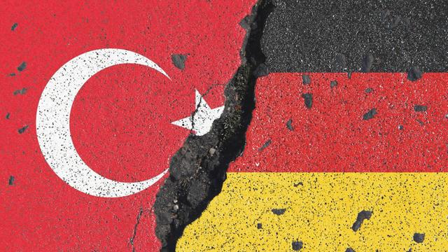 Symbolbild deutsch-türkisches Verhältnis: Flaggen Deutschlands und der Türkei mit tiefem Spalt