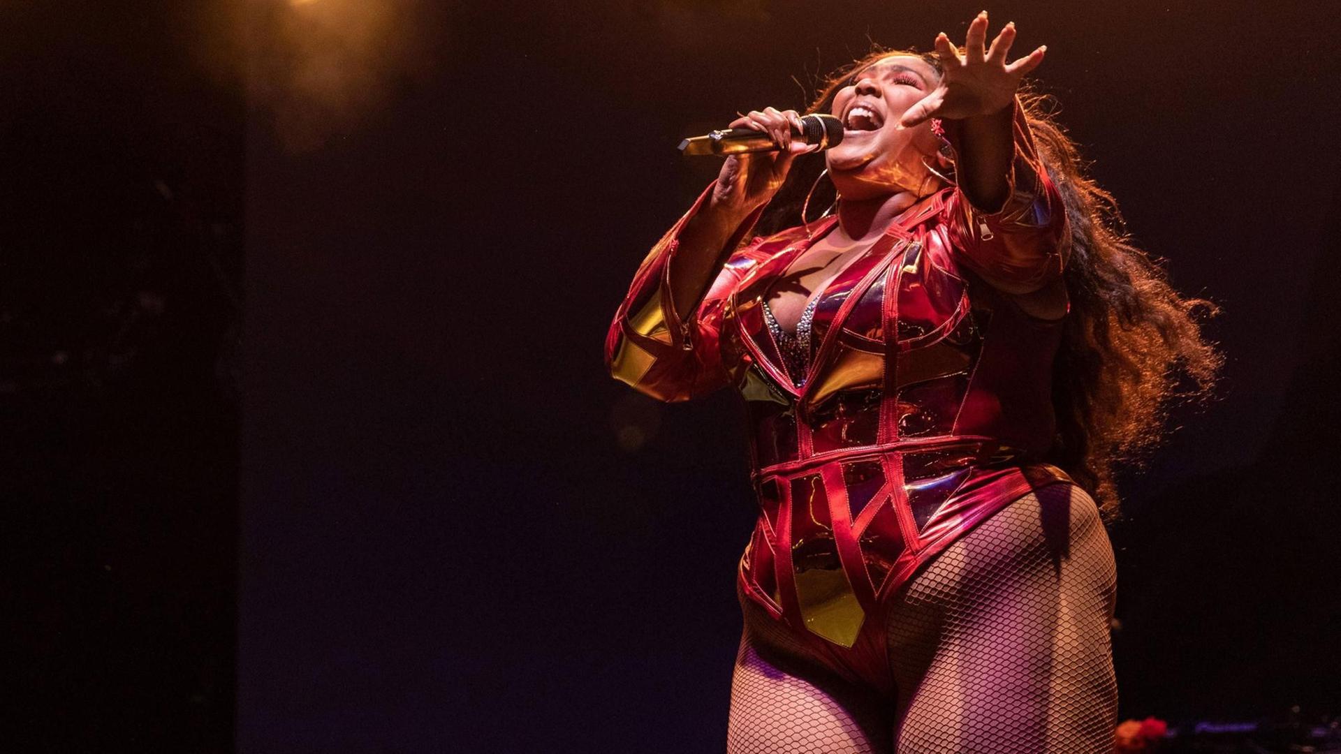 Künstlerin Lizzo während eines Konzerts in Milwaukee im Juni 2019. Künstlerin Lizzo während eines Konzerts in Milwaukee im Juni 2019.