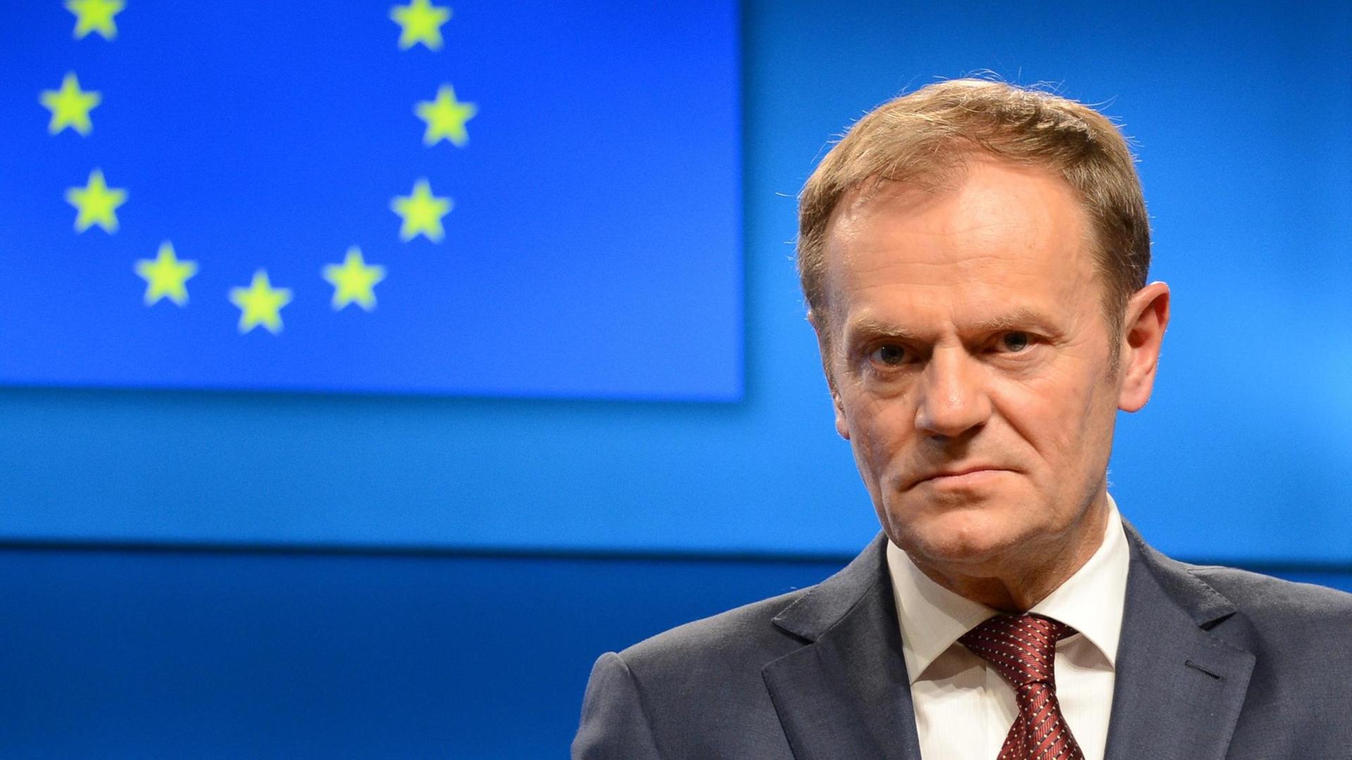 Donald Tusk vor einer EU-Flagge Donald Tusk vor einer EU-Flagge