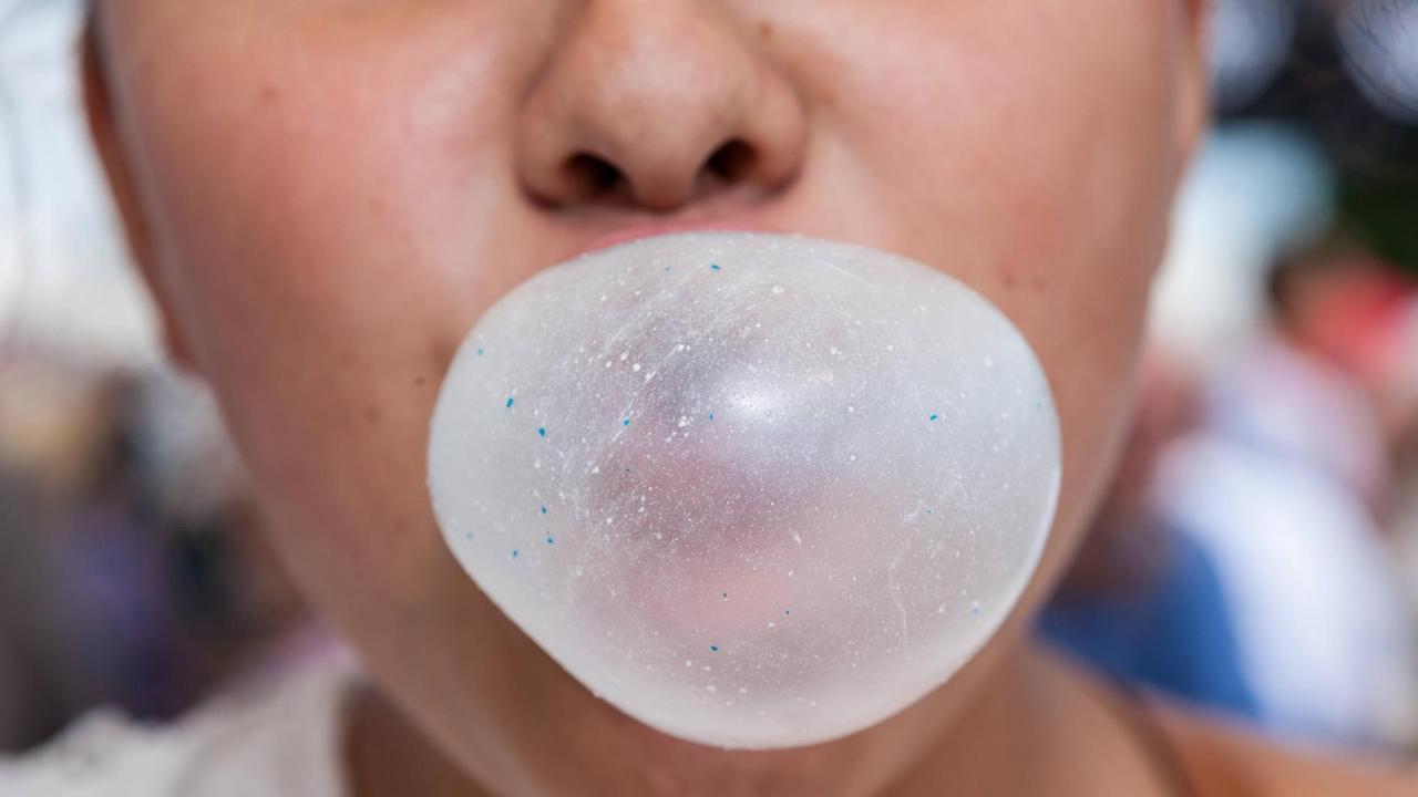 Ein Teenager macht eine Kaugummiblase. Ein Teenager macht eine Kaugummiblase.