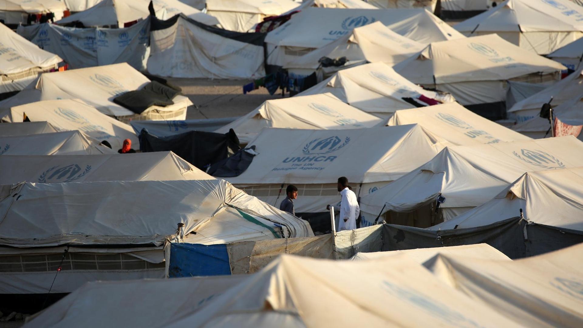Ein Flüchtlingslager des UNHCR in Syrien, das zur Versorgung der Flüchtlinge aus der irakischen Stadt Mossul aufgebaut wurde. Ein Flüchtlingslager des UNHCR in Syrien, das zur Versorgung der Flüchtlinge aus der irakischen Stadt Mossul aufgebaut wurde.