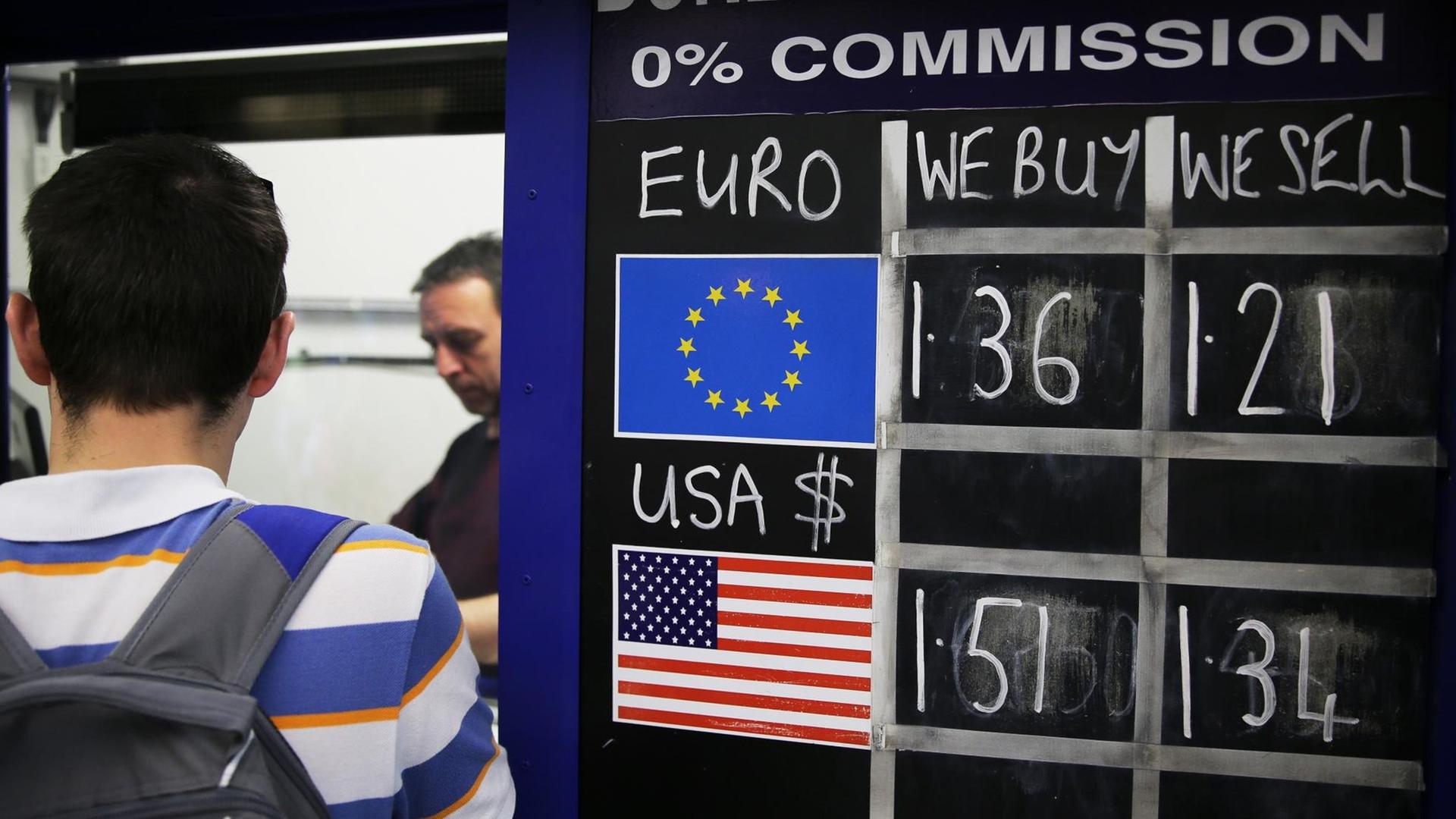 Der Wechselkurs vom Britischen Pfund zum US Dollar (unten) und zum Euro wird am 24.06.2016 in London, Großbritannien, auf einer Tafel an einer Wechselstube angezeigt. Der Wechselkurs vom Britischen Pfund zum US Dollar (unten) und zum Euro wird am 24.06.2016 in London, Großbritannien, auf einer Tafel an einer Wechselstube angezeigt.