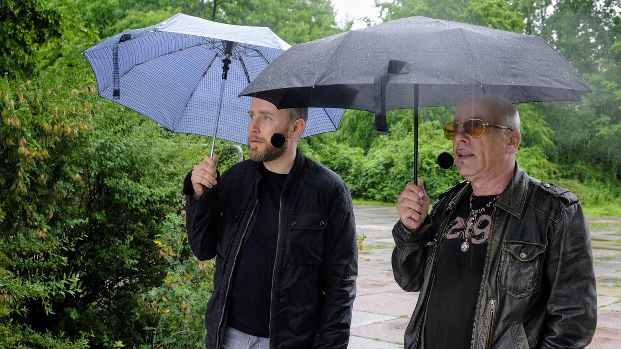 Toni Krahl und Moderator Olaf Kosert bei Regen im Freibad Pankow - hier spielte City ein legendäres Konzert. Toni Krahl und Moderator Olaf Kosert bei Regen im Freibad Pankow - hier spielte City ein legendäres Konzert.