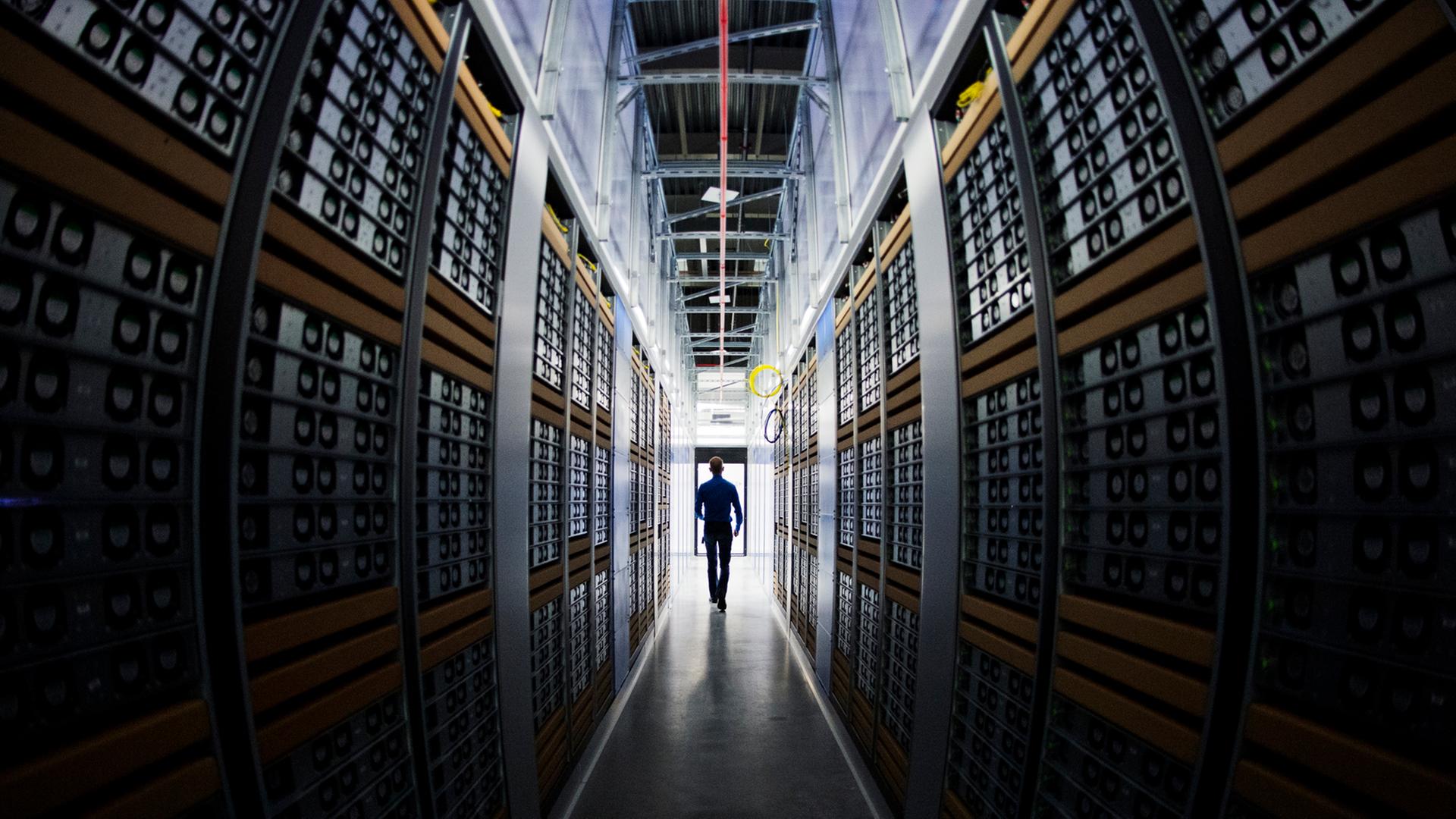 Datenzentrumschef Joel Kjellgren läuft durch die Serverräume im schwedischen Lapland. Datenzentrumschef Joel Kjellgren läuft durch die Serverräume im schwedischen Lapland.