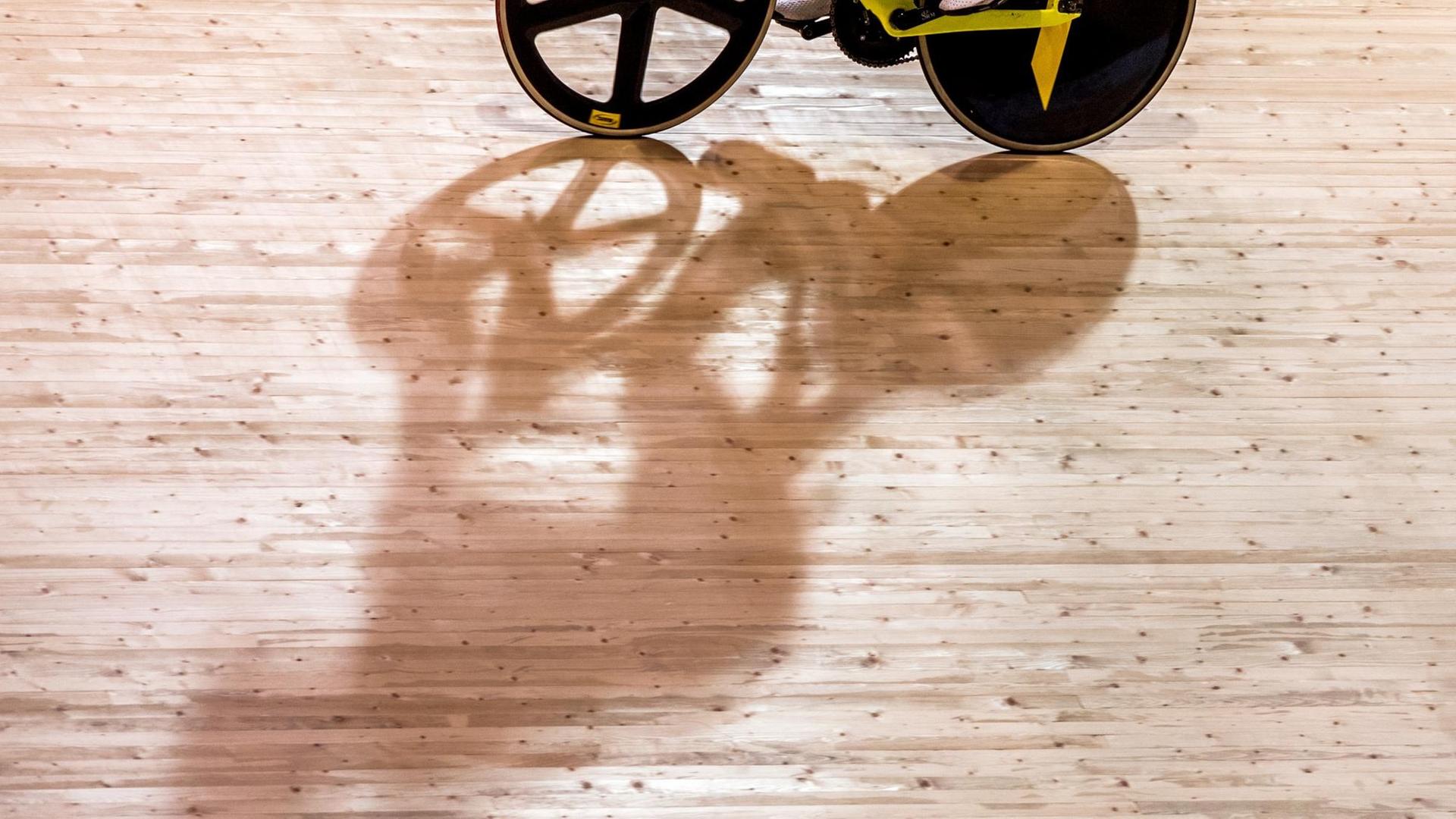 Der Schatten eines Bahnradfahrers Der Schatten eines Bahnradfahrers