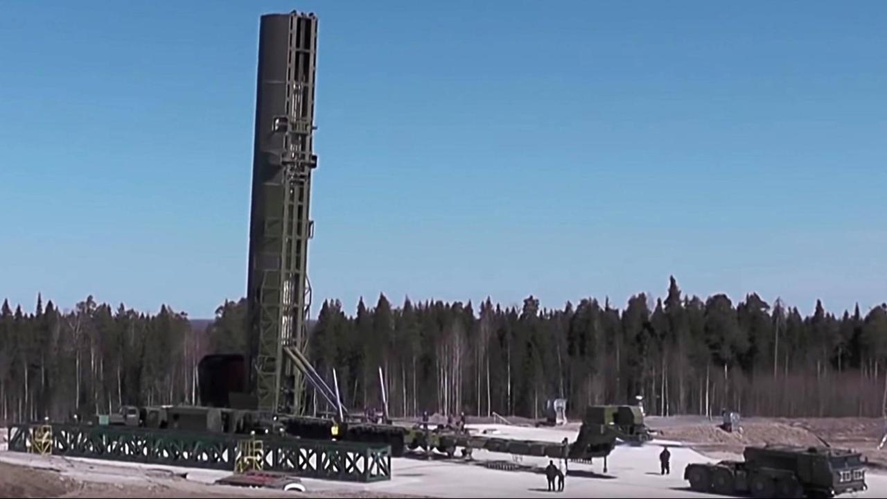 Das Schwerlastraketensystem RS-28 Sarmat wird mit Flüssigtreibstoff betrieben und kann auch von mobilen Abschussrampen abgefeuert werden. (Screenshot vom 19.7.2018) Das Schwerlastraketensystem RS-28 Sarmat wird mit Flüssigtreibstoff betrieben und kann auch von mobilen Abschussrampen abgefeuert werden. (Screenshot vom 19.7.2018)