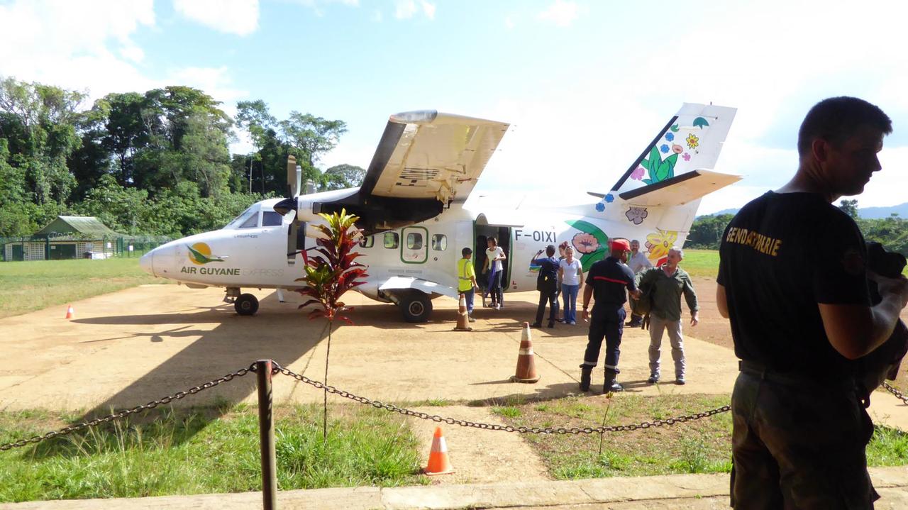 Das Urwalddorf Saül ist nur per Flugzeug erreichbar. Zu Fuß und per Kanu durch den Amazonas bräuchte man eine Woche bis zum nächsten Ort. Das Urwalddorf Saül ist nur per Flugzeug erreichbar. Zu Fuß und per Kanu durch den Amazonas bräuchte man eine Woche bis zum nächsten Ort.