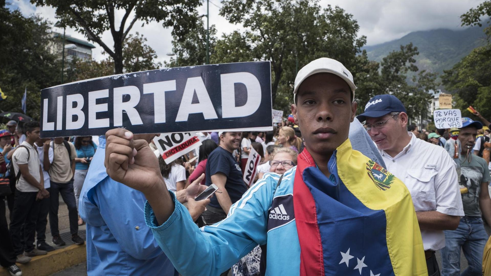 Anhänger von Juan Guaidó demonstrieren in Caracas friedlich gegen die Regierung von Nicolás Maduro.