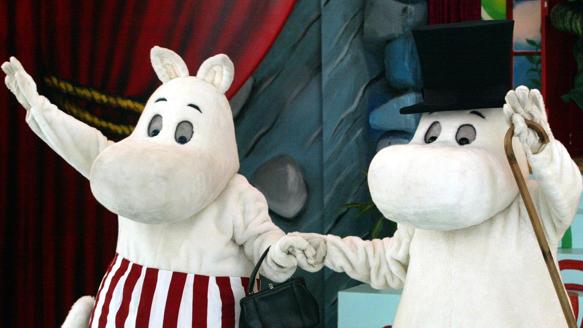 Muminmama und Muminpapa bei einer Theateraufführung im Vergnügungspark Mumin-Welt in Naantali in Finnland. In diesem Freizeitpark können große und kleine Besucher die Welt der Mumins entdecken, die von der dänischen Schriftstellerin Tove Jansson erdachten wurden. Muminmama und Muminpapa bei einer Theateraufführung im Vergnügungspark Mumin-Welt in Naantali in Finnland. In diesem Freizeitpark können große und kleine Besucher die Welt der Mumins entdecken, die von der dänischen Schriftstellerin Tove Jansson erdachten wurden.