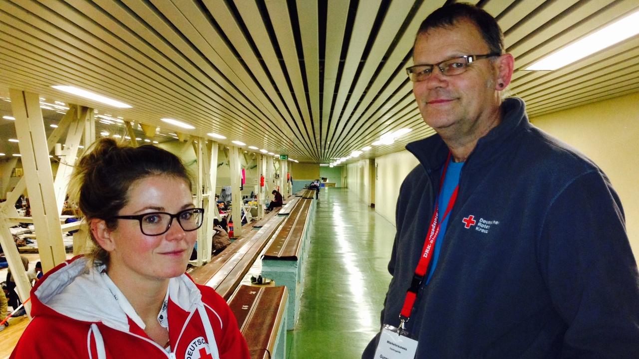 Stefanie Kasch und Gunnar Jasinski vom DRK in der Notunterkunft in der Fiete-Rede-Sporthalle im Rostocker Stadtteil Marienehe Stefanie Kasch und Gunnar Jasinski vom DRK in der Notunterkunft in der Fiete-Rede-Sporthalle im Rostocker Stadtteil Marienehe