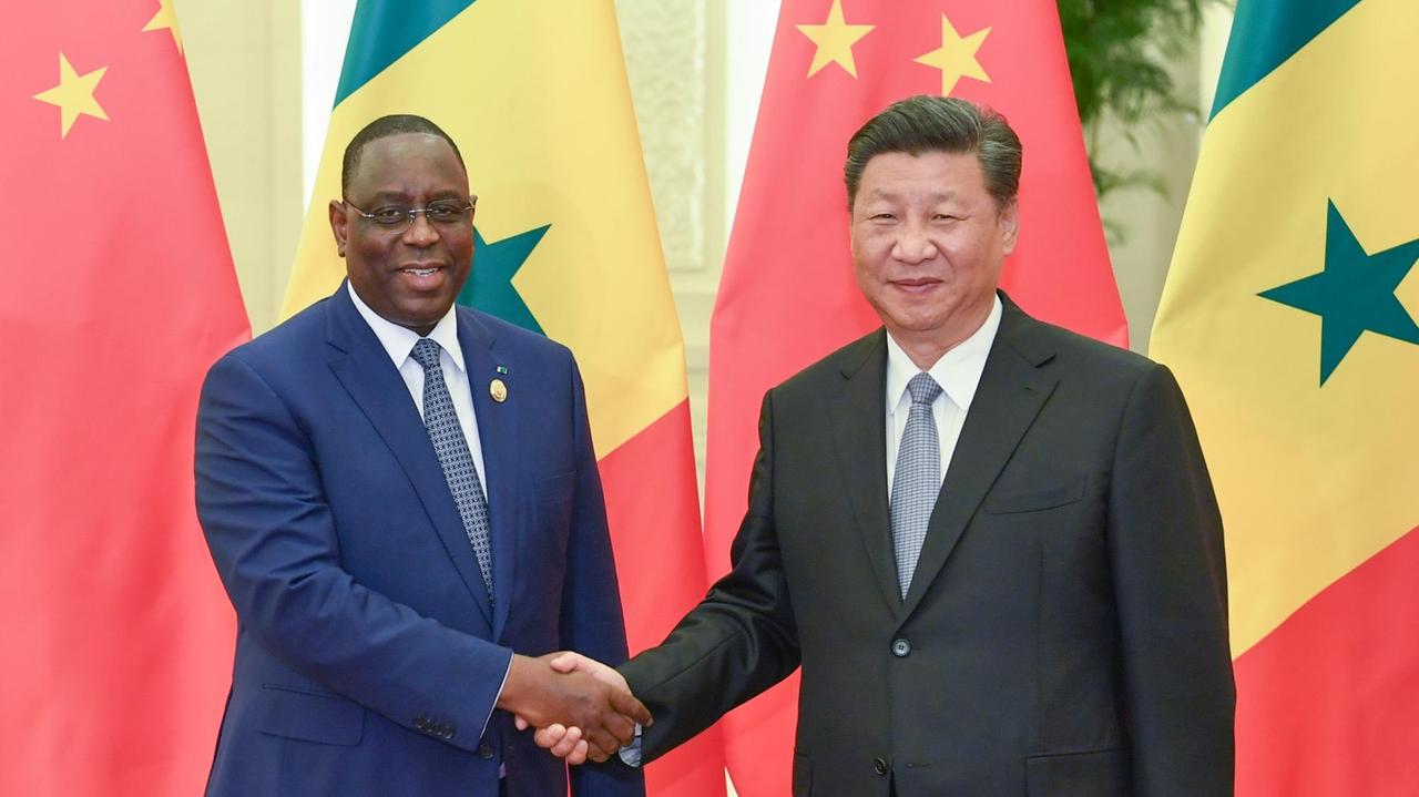 Senegals Präsident Macky Sall und Chinas Präsident Xi Jinping schütteln sich die Hände Senegals Präsident Macky Sall und Chinas Präsident Xi Jinping schütteln sich die Hände