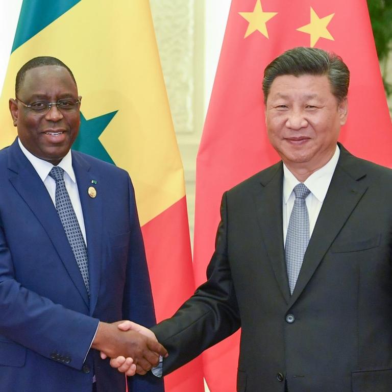 Senegals Präsident Macky Sall und Chinas Präsident Xi Jinping schütteln sich die Hände