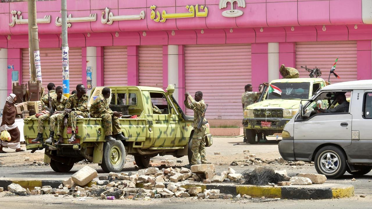 Milizen der Rapid Support Forces bewachen eine Straße nach den Protesten in Khartum